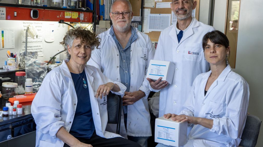 Los investigadores de nuestro Instituto Andrea Gamarnik, Belén García Fabiani y Marcelo Yanovsky (con anteojos), que lideraron el desarrollo del kit, junto a Jorge Carradori, del Laboratorio Lemos.