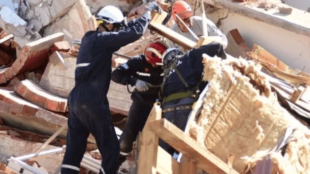 Los bomberos todavía trabajan en el lugar de la tragedia.