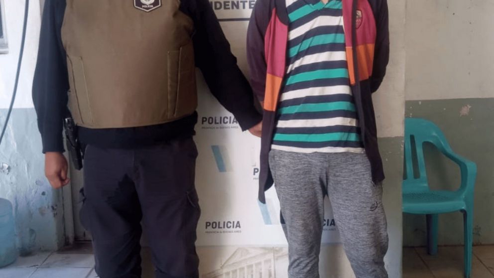 El acusado fue reducido y quedó detenido.