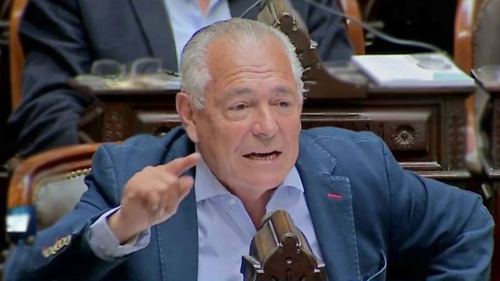 Barletta comunicó al presidente de la Cámara de Diputados, Martín Menem, su decisión de irse de la bancada radical.