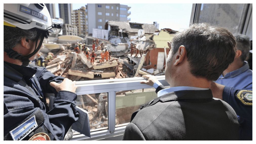 Axel Kicillof visitó la zona afectada por el derrumbe del hotel de Villa Gesell (X/@Kicillofok).
