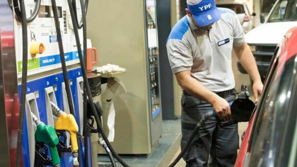 El aumento de los precios de las naftas y el diésel que se dará a partir de este viernes será, en promedio, del 4%.
