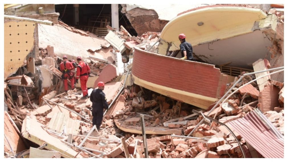 Bomberos continúan con las tareas de rescate entre los escombros del hotel derrumbado (Gentileza Municipalidad de Villa Gesell).