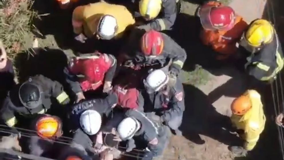 El emotivo rescate de una mujer de 79 años que había quedado atrapada bajo los escombros tras el derrumbe en Villa Gesell
