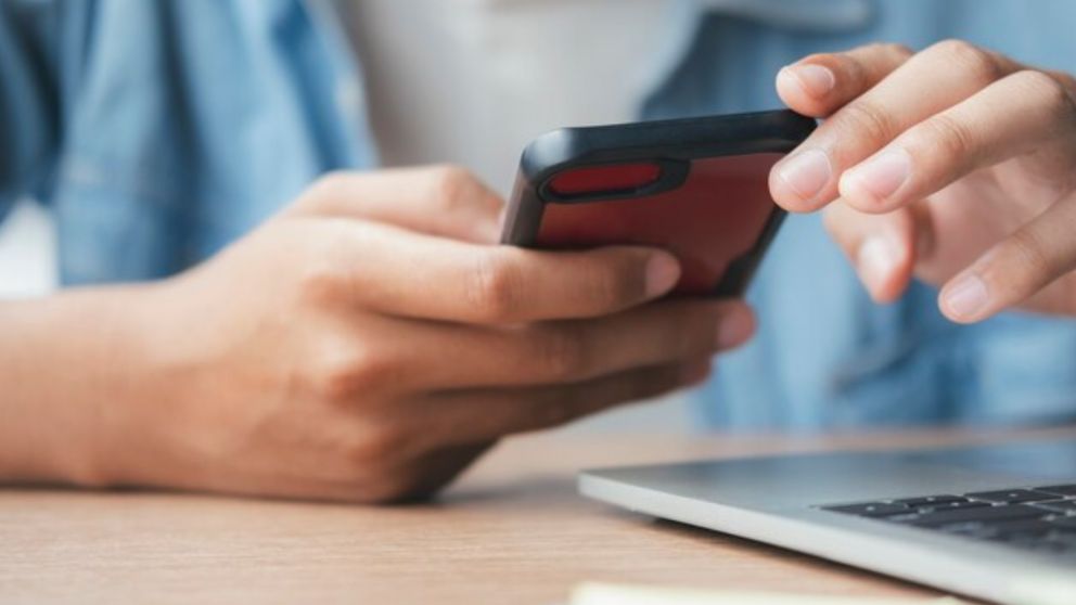 Un hombre fue estafado tras intentar contratar los servicios de una acompañante en una app de citas: pagó hasta quedar sin ahorros (Imagen ilustrativa)