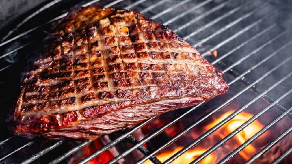 El corte de carne poco popular que sale súper tierno y jugoso "vuelta y vuelta" a la parrilla.