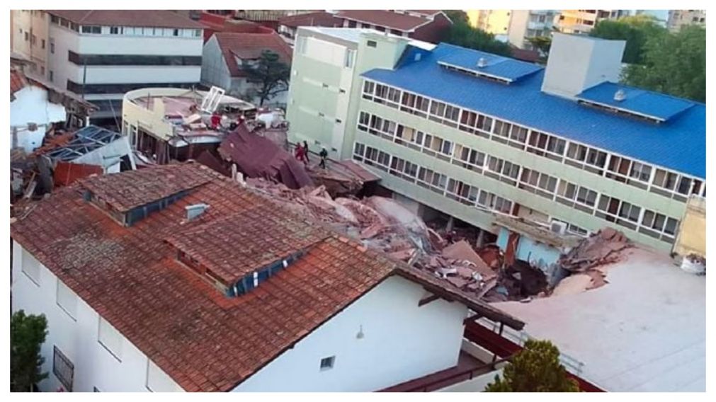 Parte de un hotel de Villa Gesell se derrumbó en la madrugada de este martes (X/@SantiContreras).