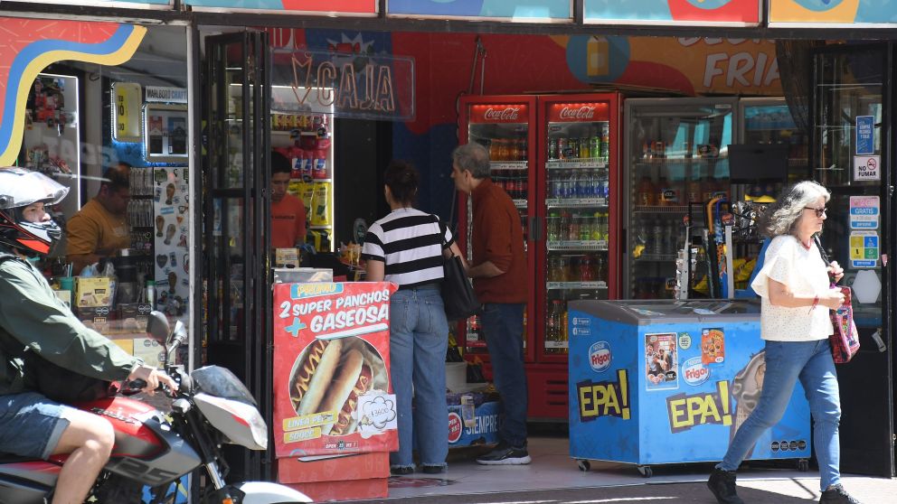 EN LOS KIOSCOS, LA GENTE PREGUNTA PRECIO Y se lleva LO MÁS ECONÓMICO.
