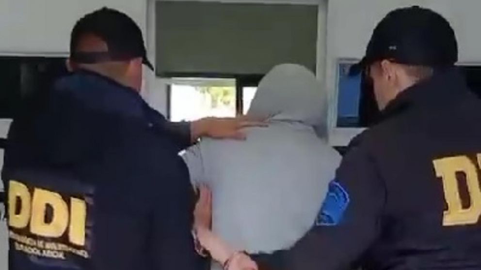 Así condujeron al individuo que resultó aprehendido por los uniformados.