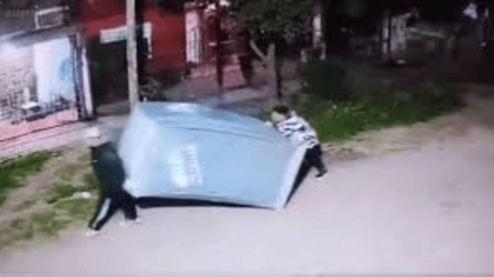 El robo quedó captado por una cámara de seguridad.