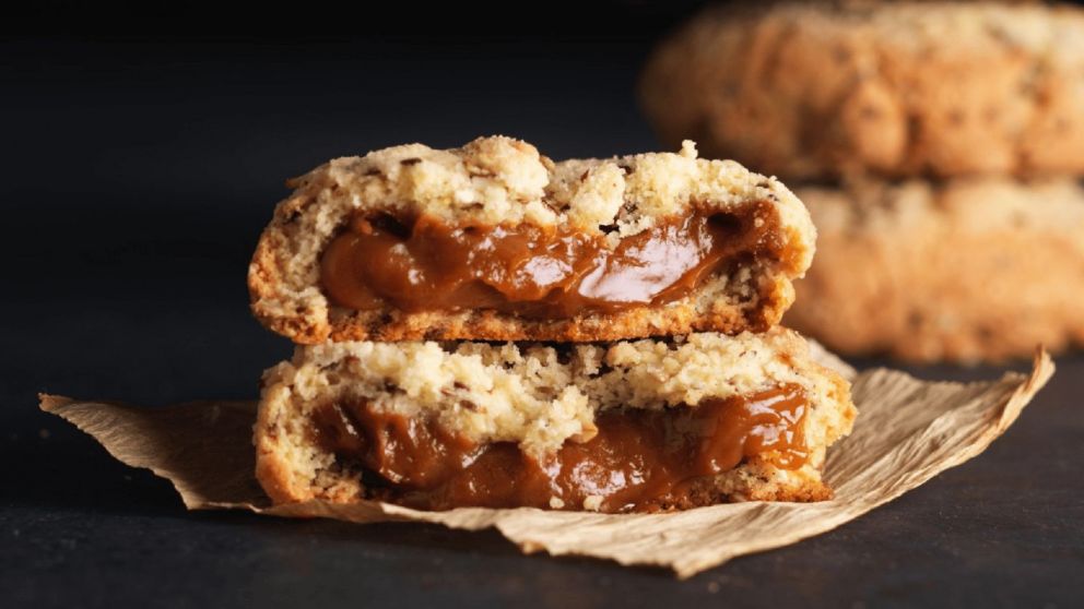 Hacé estas cookies de dulce de leche y chips de chocolate que son una "bomba" para la merienda.