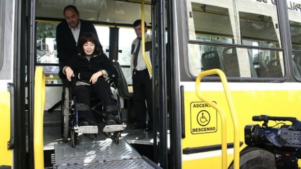 Desde el Gobierno piden que las empresas cumplan con sus �obligaciones� y que las personas puedan viajar gratis en media y larga distancia en micros.