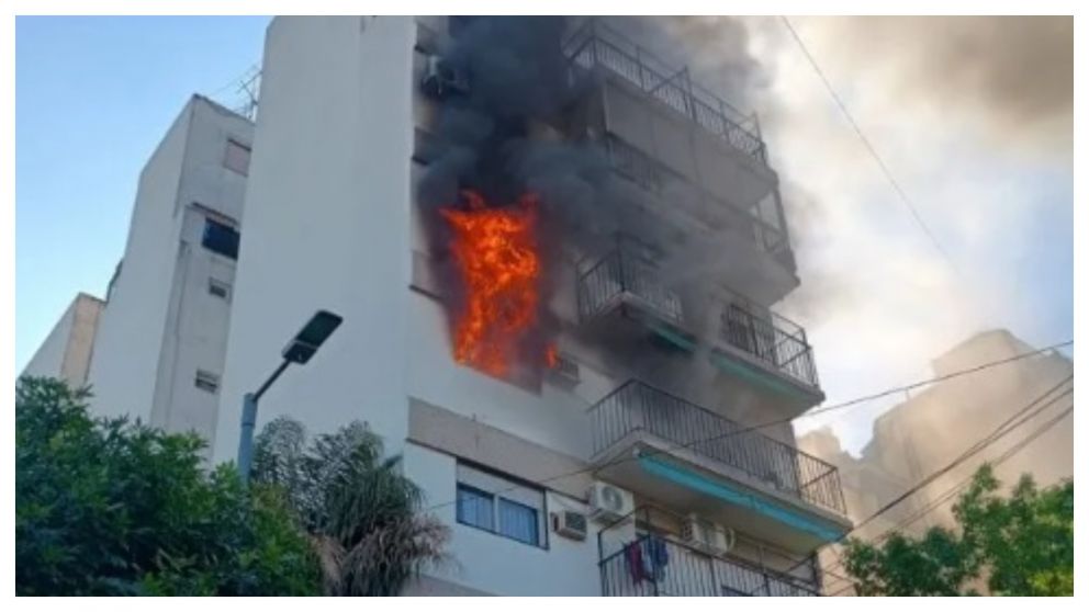 El incendio se desató en un edificio del barrio porteño de Flores (Redes).