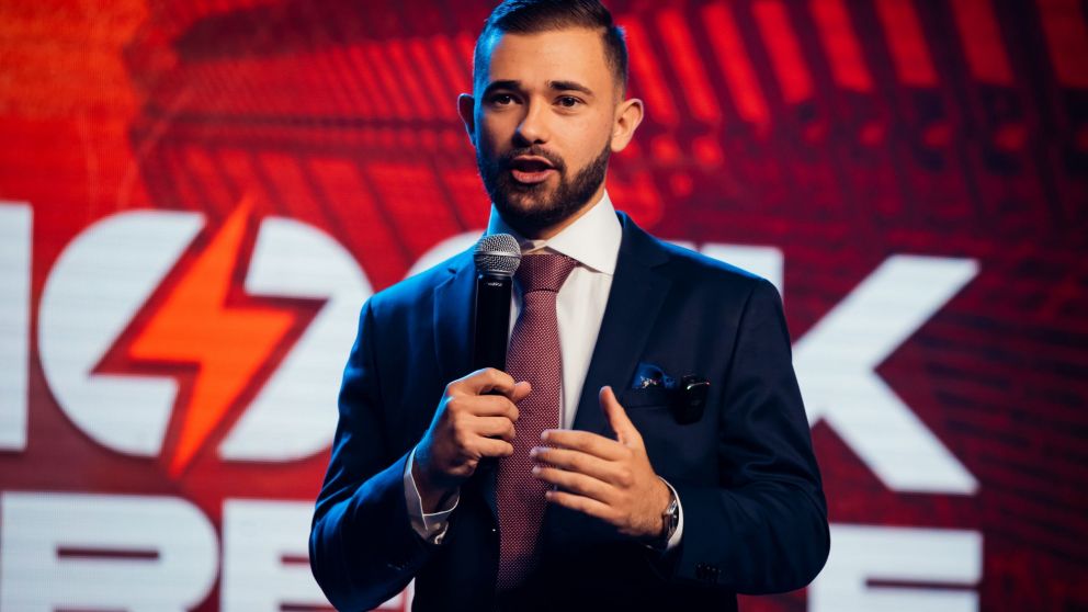 Quién es Tino Mossu, el joven del conurbano que se convirtió en un experto del marketing digital.