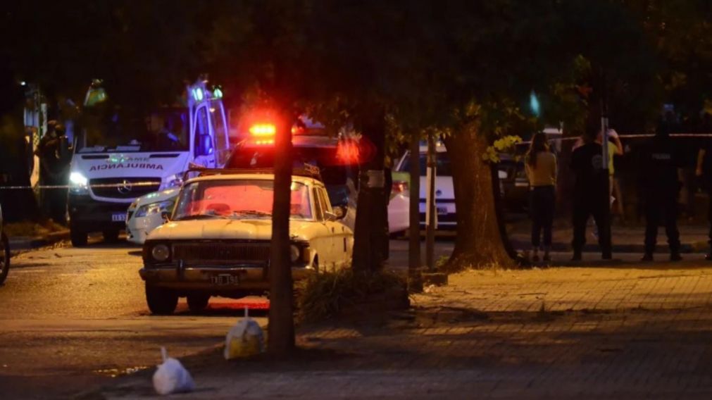 Las autoridades policiales se apersonaron en el escenario del asesinato de Hugo Alberto Carluccio. Crédito: 0221.