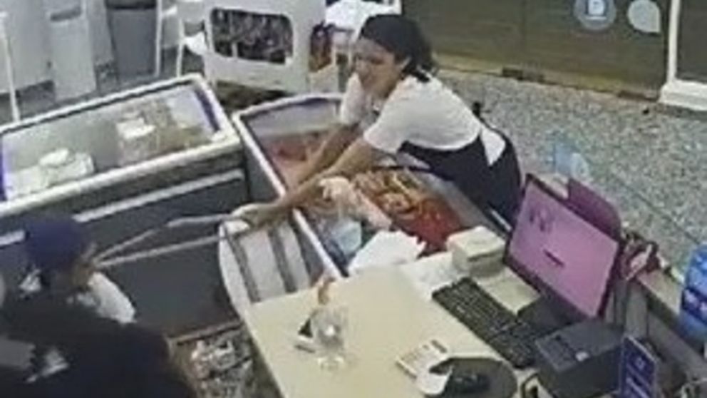 Una de las empleadas evitó el robo a "sillazos" contra el ladrón.