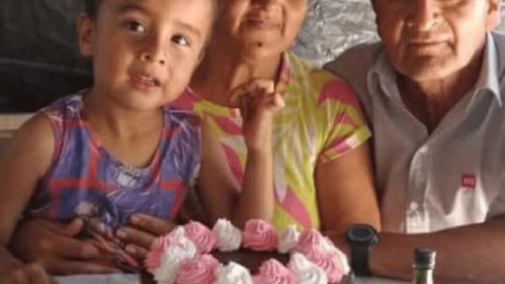 Loan junto a sus padres, José Peña y María Noguera.