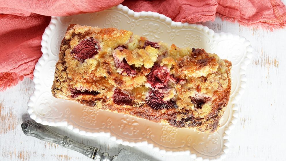 Frutillas en oferta: hacé este budín con crumble para acompañar el mate con algo rico.