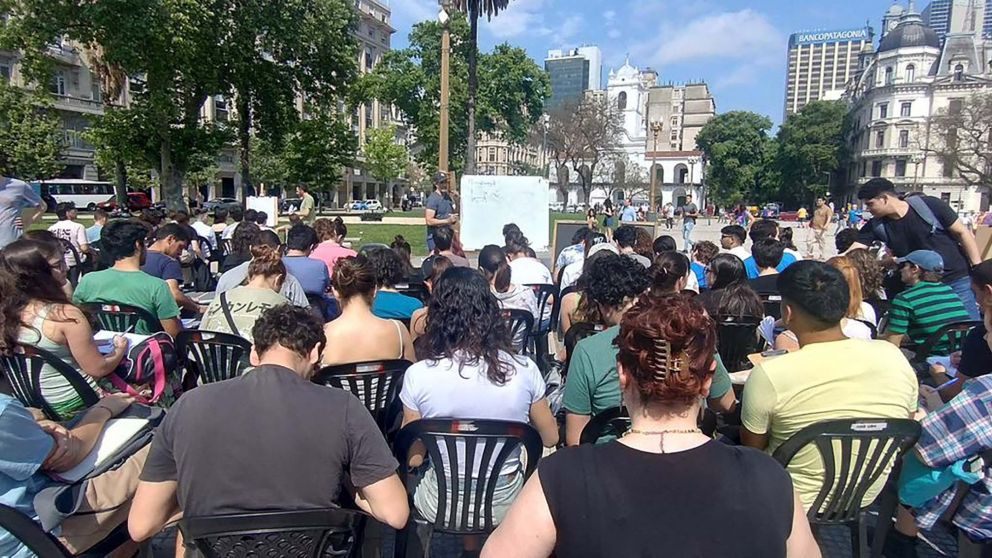 Universitarios realizarán más de 100 clases abiertas en Plaza de Mayo en protesta por el ajuste a la educación pública