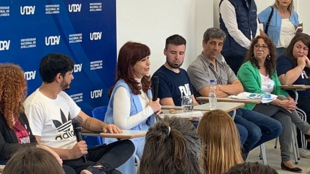 Cristina Kirchner llegó cerca del mediodía a la Universidad de Avellaneda.
