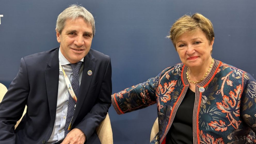 Luis "Toto" Caputo junto a Kristalina Georgieva.