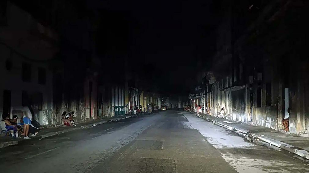 MÁS DE 3 DÍAS SIN LUZ: Cuba enfrenta un apagón total en plena crisis energética y la amenaza de un huracán