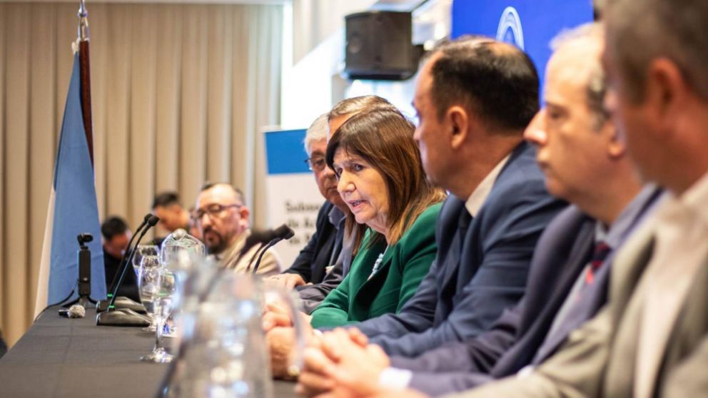 Patricia Bullrich en Bariloche: remarc� la necesidad de un trabajo en equipo entre la Naci�n y las provincias, y se refiri� a la ley antimafias