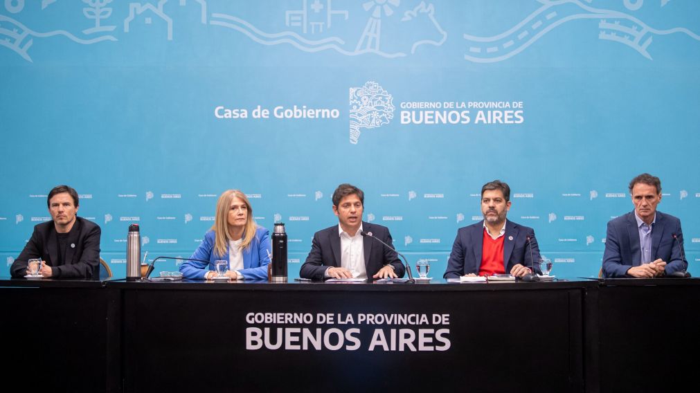 Axel Kicillof en conferencia de prensa con parte de su Gabinete (Archivo/X).
