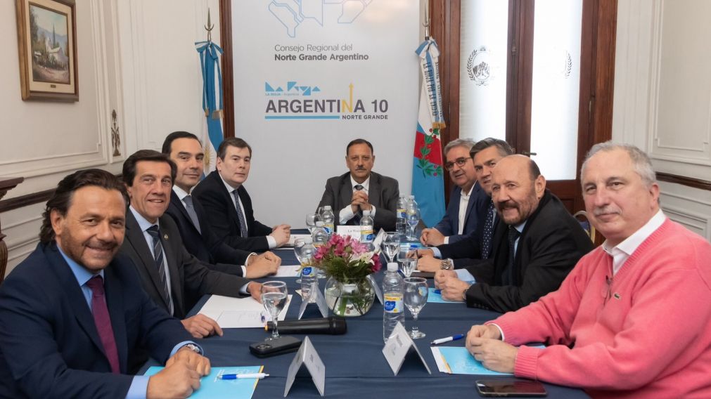 Gustavo Sáenz (primero desde la izquierda) será uno de los gobernadores que irá hoy a Olivos.