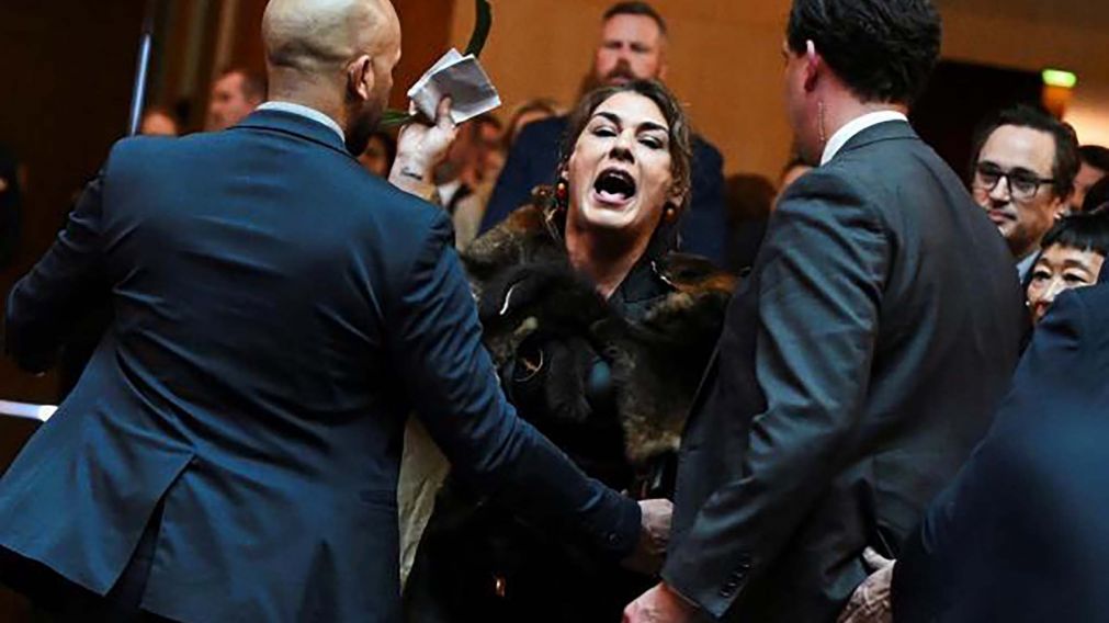 Tenso momento para Carlos III en Australia: una senadora indígena lo acusó de "cometer genocidio" contra su pueblo y exigió un tratado (Reuters)