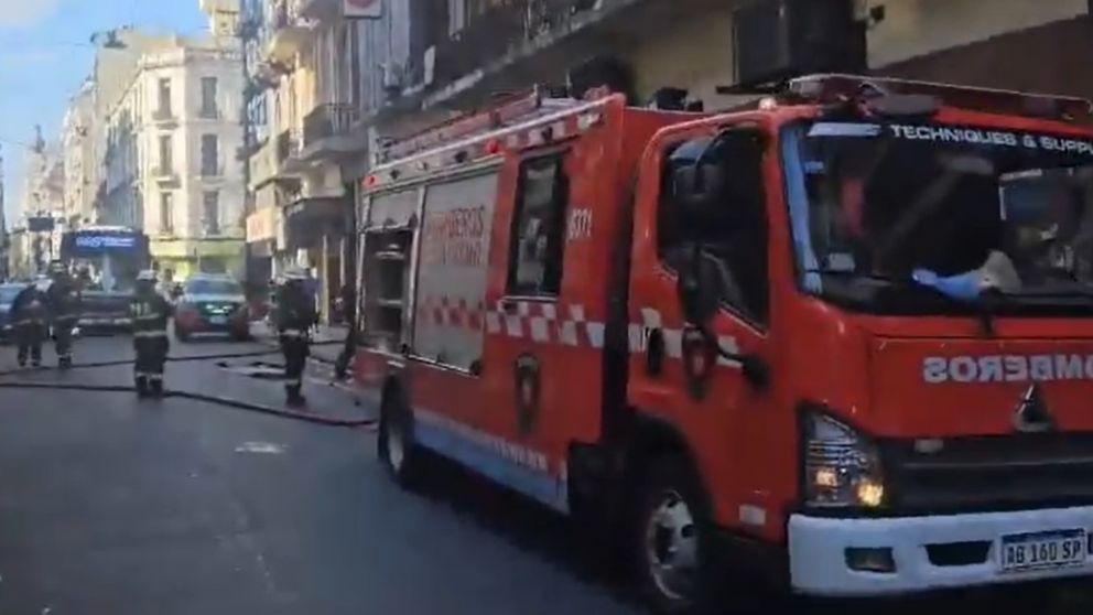Los bomberos de la Ciudad trabajan en el lugar junto al SAME.