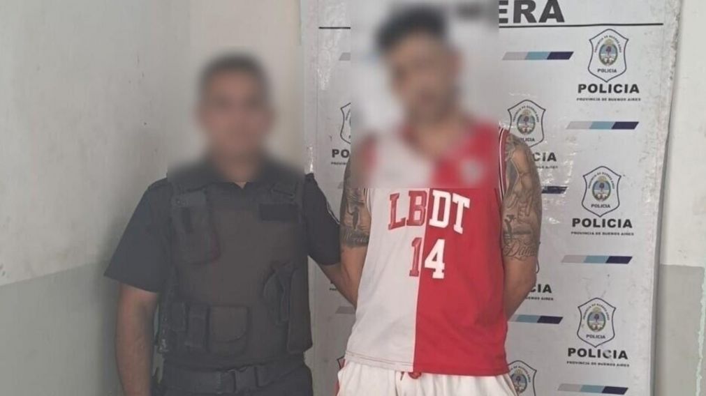 Uno de los sospechosos que fue aprehendido por las autoridades.
