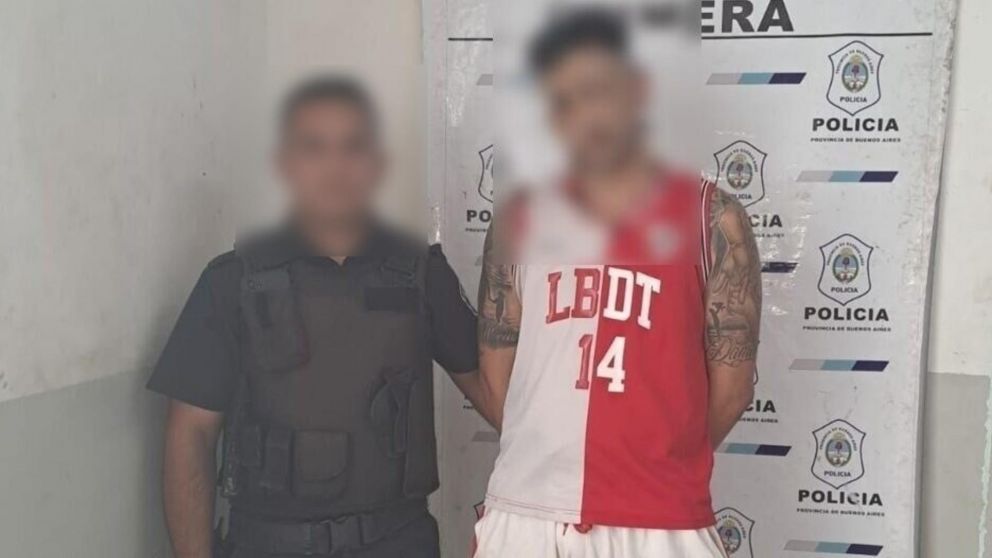 Uno de los sospechosos que fue aprehendido por las autoridades.
