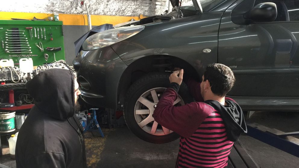 Ante la baja producción local de neumáticos, muchos compran en países limítrofes.