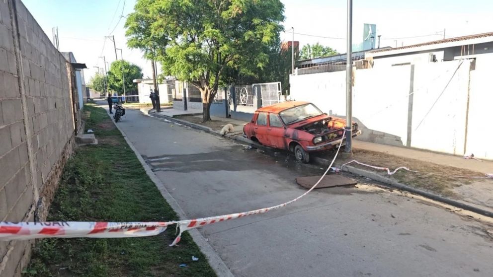 El auto incendiado de la víctima (Gentileza Multimedio SRT).