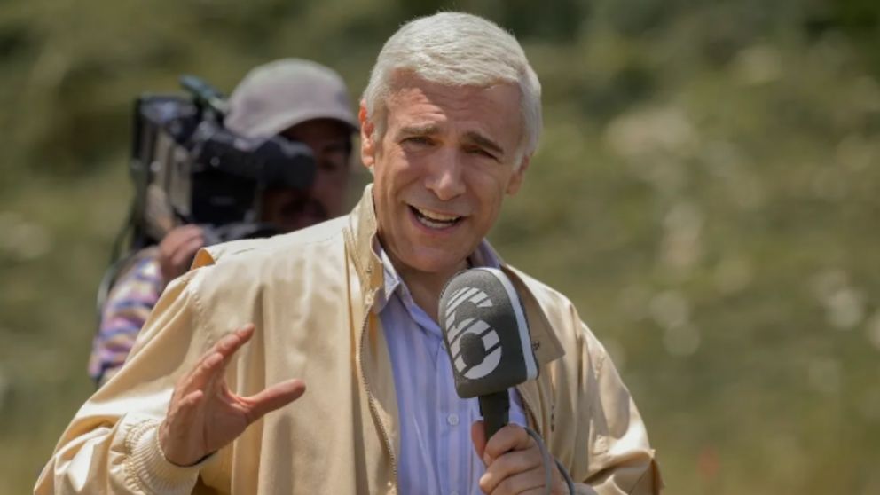 El hombre que amaba los platos voladores es un éxito en Netflix.