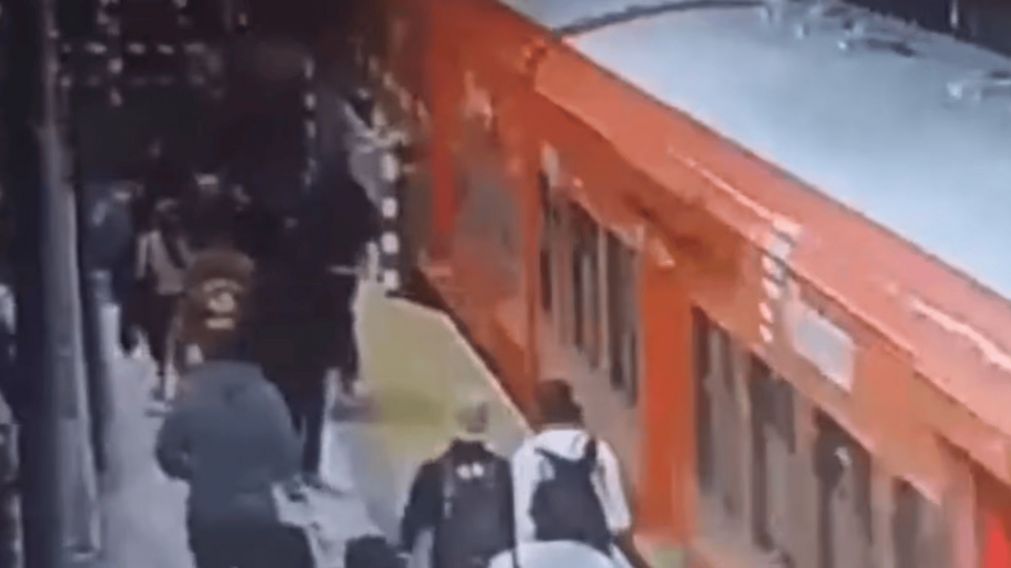 Todo quedó registrado en una cámara de seguridad de la estación.