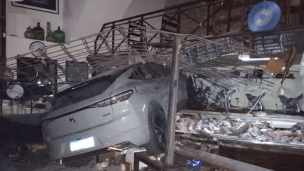El auto qued� dentro de la fiambrer�a.