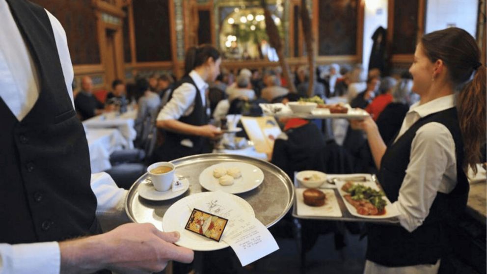 El mozo desató un debate en redes al compartir la reacción de unos clientes tras recibir la cuenta en un restaurante (Imagen ilustrativa).