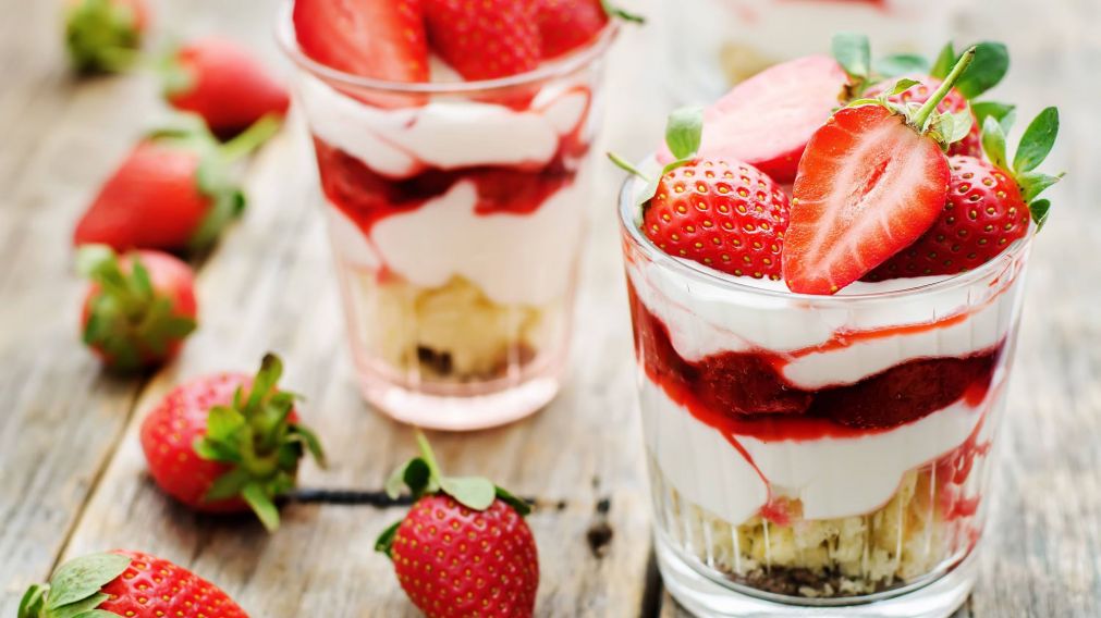 Receta de trifle de frutillas, una preparación ideal para aprovechar la fruta de estación y disfrutar de un postre delicioso.