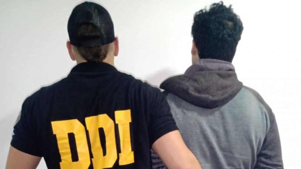 Este es el individuo que fue apresado por las autoridades policiales.