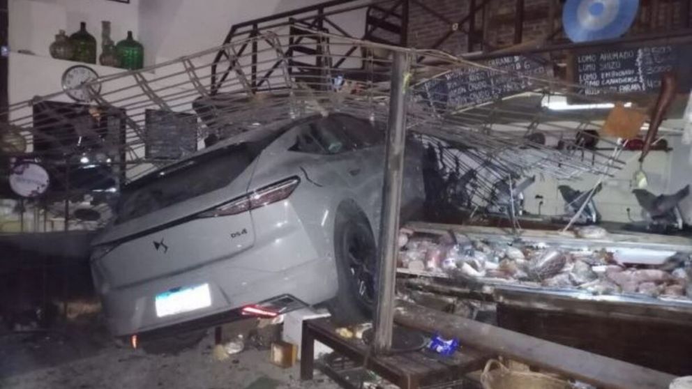 Graves destrozos en la fiambrería del barrio de Chacarita (NA).