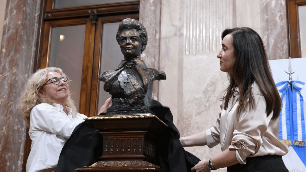 Victoria Villarruel y Claudia Rucci destaparon la estatua de Isabel Martínez de Perón.