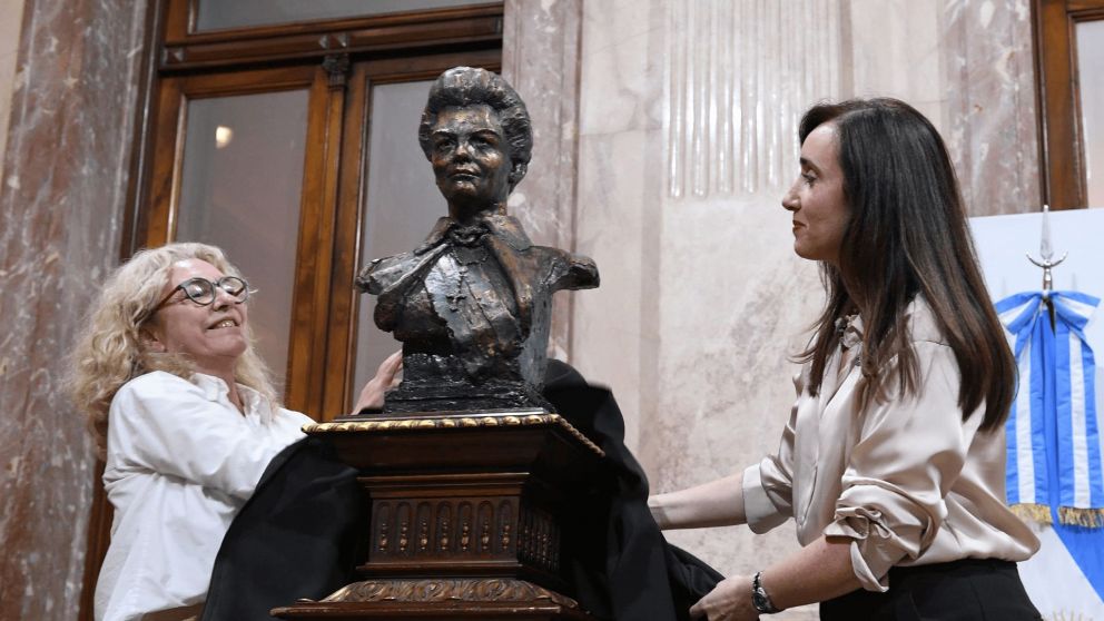 Victoria Villarruel y Claudia Rucci destaparon la estatua de Isabel Martínez de Perón.