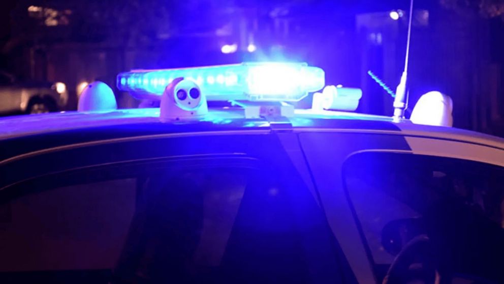 La policía allanó el hogar.