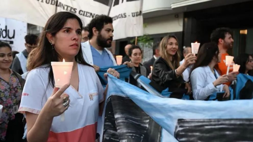 La "Marcha de las velas" en señal de protesta contra las medidas del Gobierno nacional.