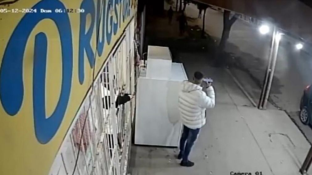 El polic�a fue captado por la c�mara de seguridad (Captura de pantalla).