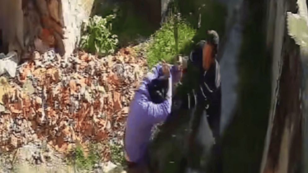 Un hombre atacó a machetazos a su sobrina política por una disputa por una propiedad (Imagen captura vídeo).