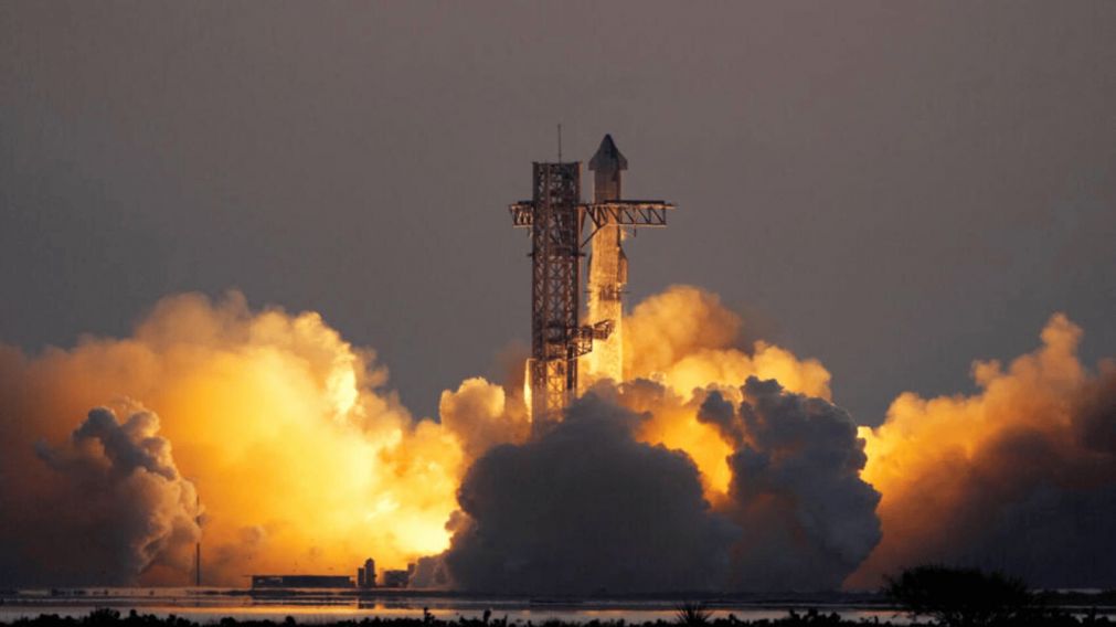 SpaceX completó con éxito el quinto vuelo de prueba de su cohete Starship (Imagen AP).