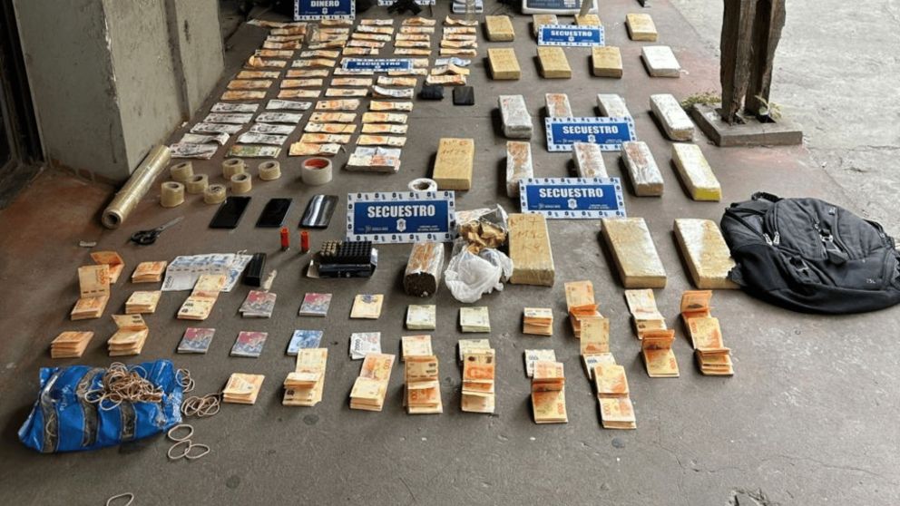 Drogas y dinero en efectivo, entre otros elementos incautados.